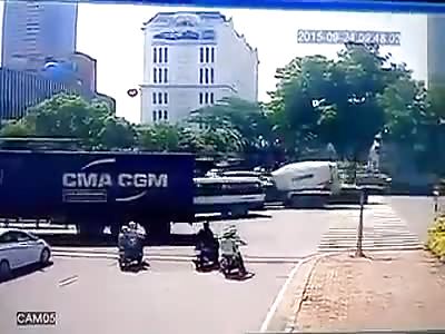 SHOCKING AND BRUTAL TRUCK ACCIDENT