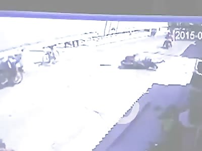 MAN FALLS FROM A MOTORCYCLE AND GETS HIT BY OTHER 