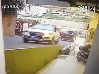 CHINESE DRIVING WOMAN: RUN FOR YOUR LIVES!