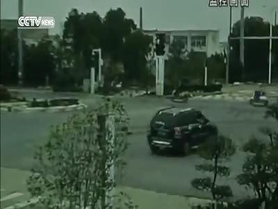 PASSENGERS IN PASSING BUS LIFT CAR SAVING MAN TRAPPED UNDERNEATH