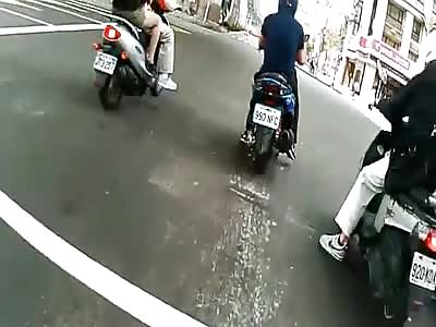 BIKERS ARE INJURED AFTER CRASH IN A MERCEDES THAT PASSED RED SIGN