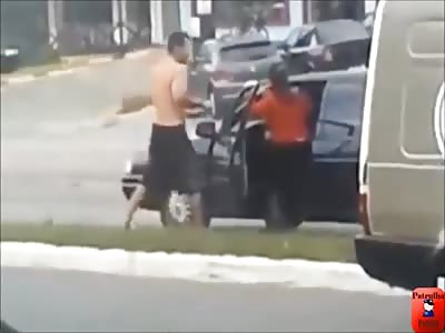 UNCONTROLLED MAN IS ARRESTED BY POLICE 