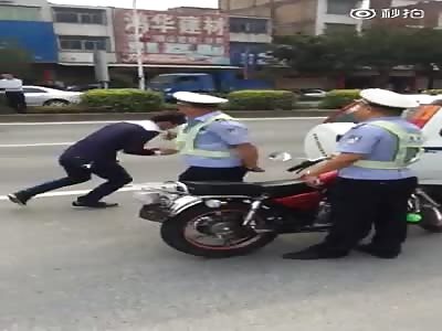  Traffic violator wants to kill himself by hitting police car with head  