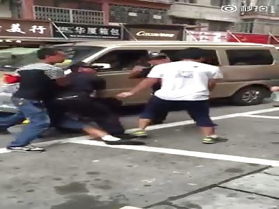  Driver fights police over illegal parking issue  