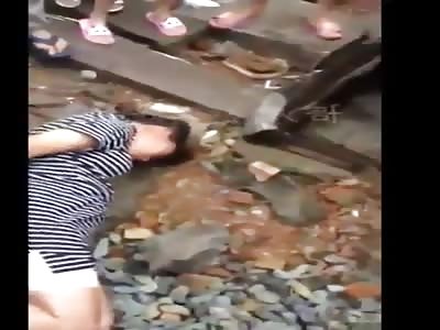  Husband tortures pregnant wife in public