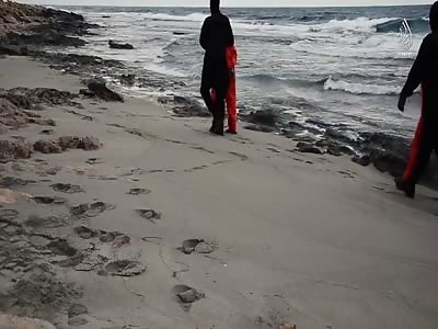 NEW ISIS RELEASE BRUTAL MASS BEHEADING ON THE BEACH. 