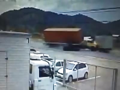 Truck falls over stolen car with three robbers inside. They all survived, unfortunately (Photos included)