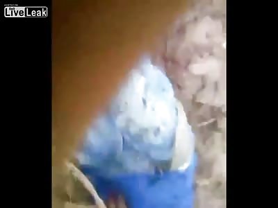 AWESOME!! man is exceuted bya brutal way with a shotgun!! // sujeto es ejecutado de forma brutal con una shutgun!!!