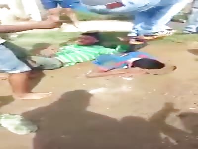 Two guys beaten and executed by mob angry in Venezuela