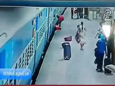 Woman Dies While Trying to Deboard a Moving Train