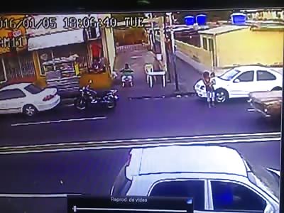 Mother and daughter fatally hit by thugs escaping on a motorcycle 