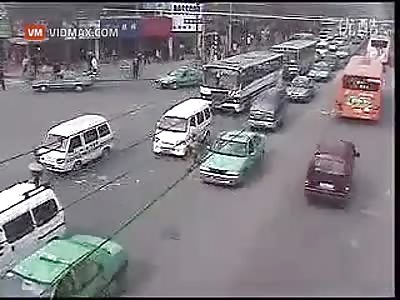 Crossing this road in China is like a deadly video game!