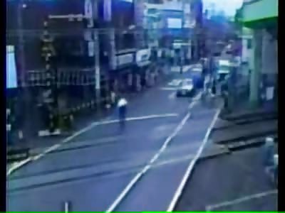 Closing Gate Owns Idiot